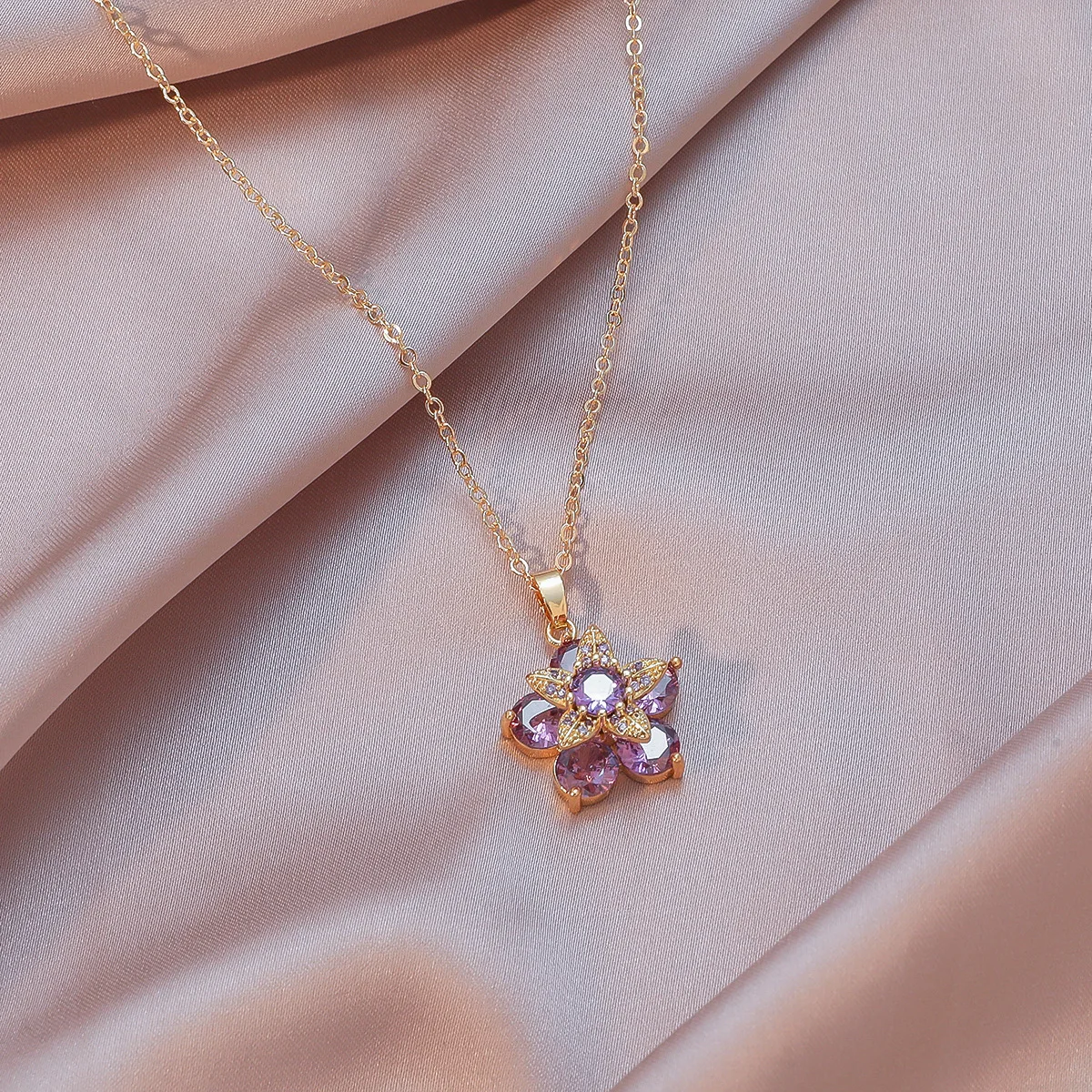Light Luxury Stainless Steel Flower Shaped Pendant Rotating Cubic Zircon Chain Necklace Pink Diamond Flower Necklace for Women