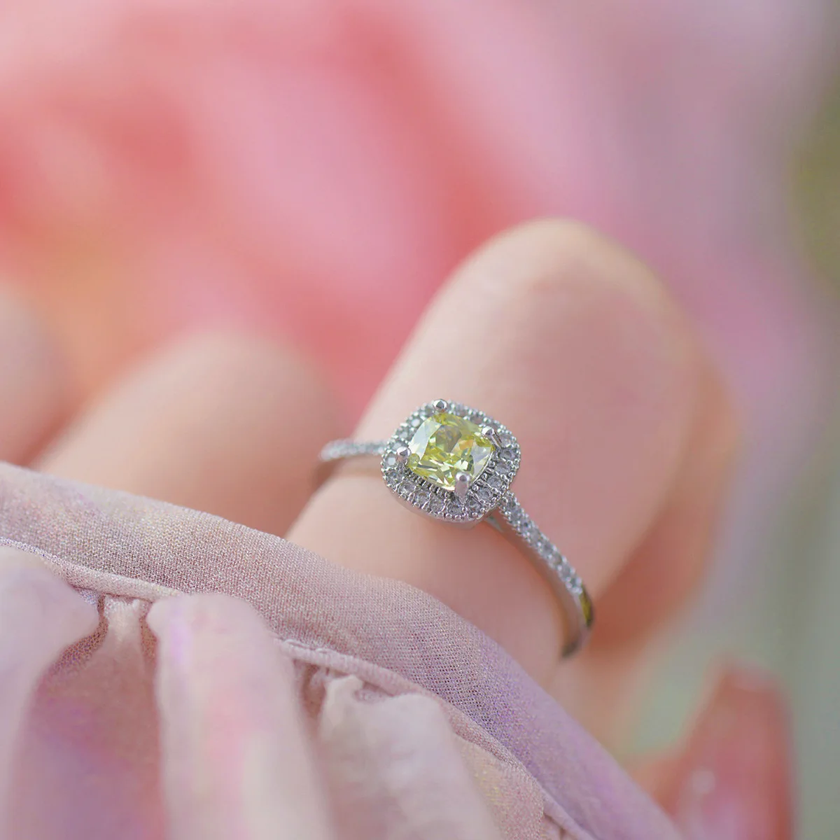 Women's Luxury Open Ring Exquisite Fashionable Design Olive Green Goose Yellow Zircon Full Diamond Main Silver Engagement