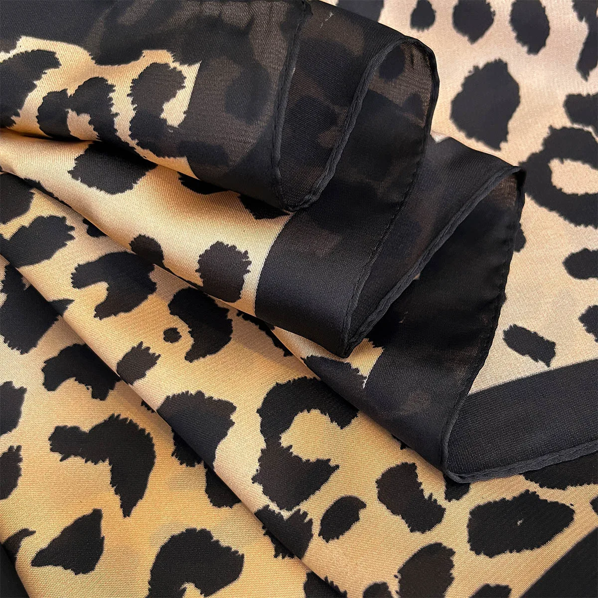 2025 Summer Digital Printing Luxury Woman Polyester Scarves Custom Leopard Printed Square Satin Imitation Silk Hijab Scarf