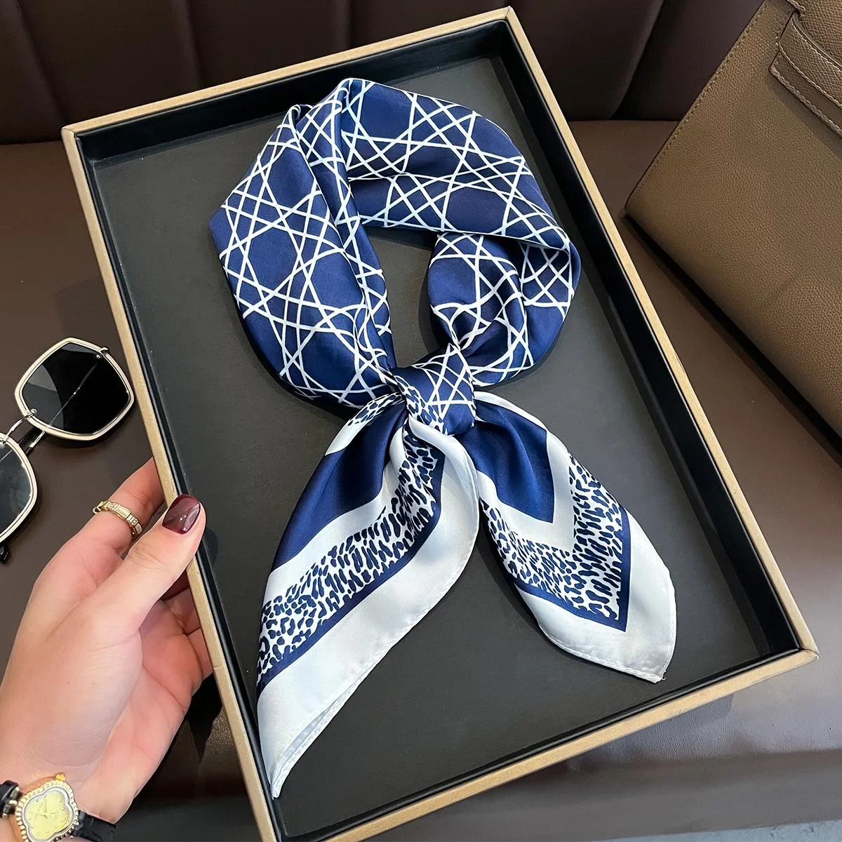2025 New Designer 70cm Silk Feeling Square Scarf Summer Geometric Print Beach Hijab Fashion Neck Tie Head Scarf