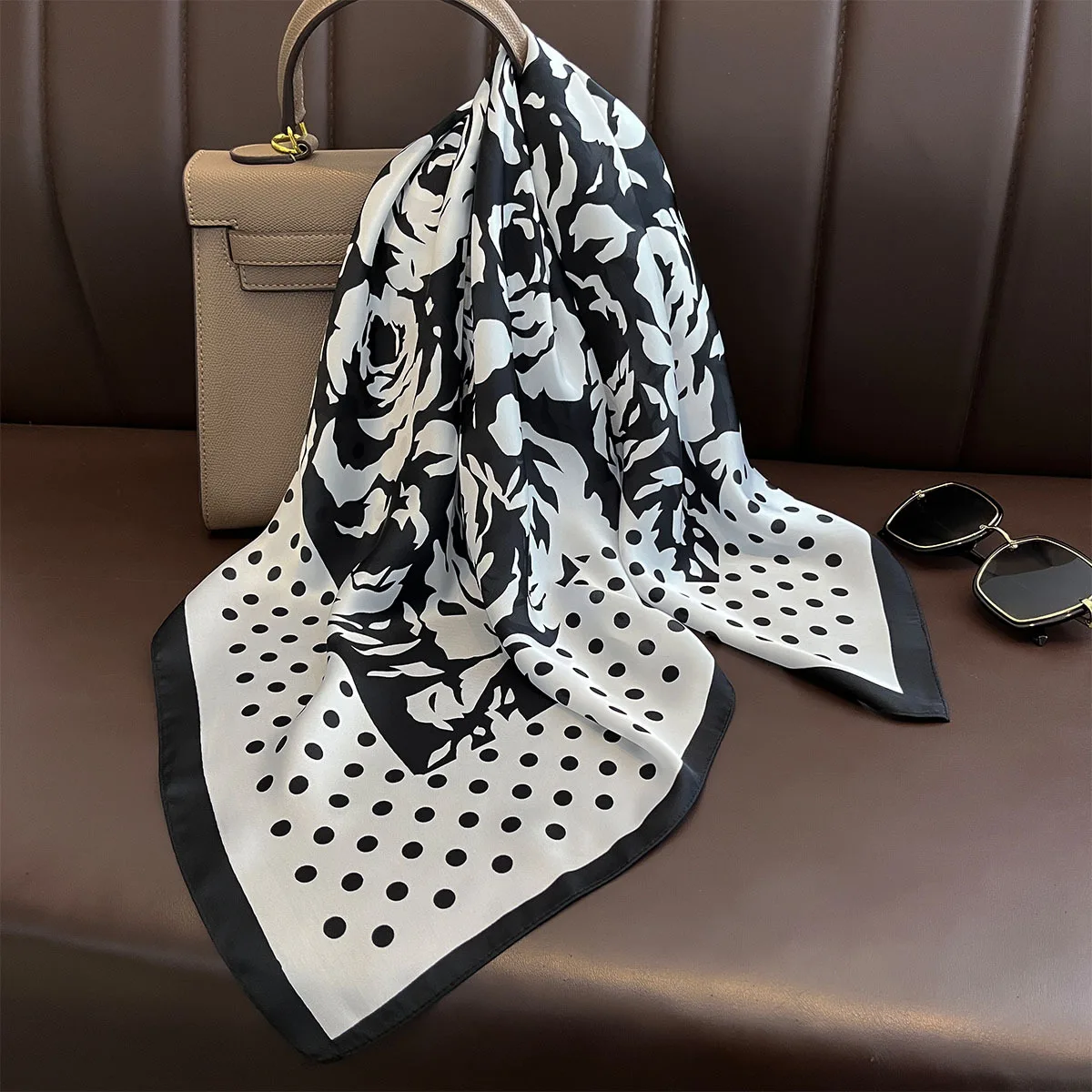 2025 New Fashion Hair Bandanas Scarf Luxury Designer 70*70cm Neck Scarf Designer Printed Small Imitation Silk square Hijabs