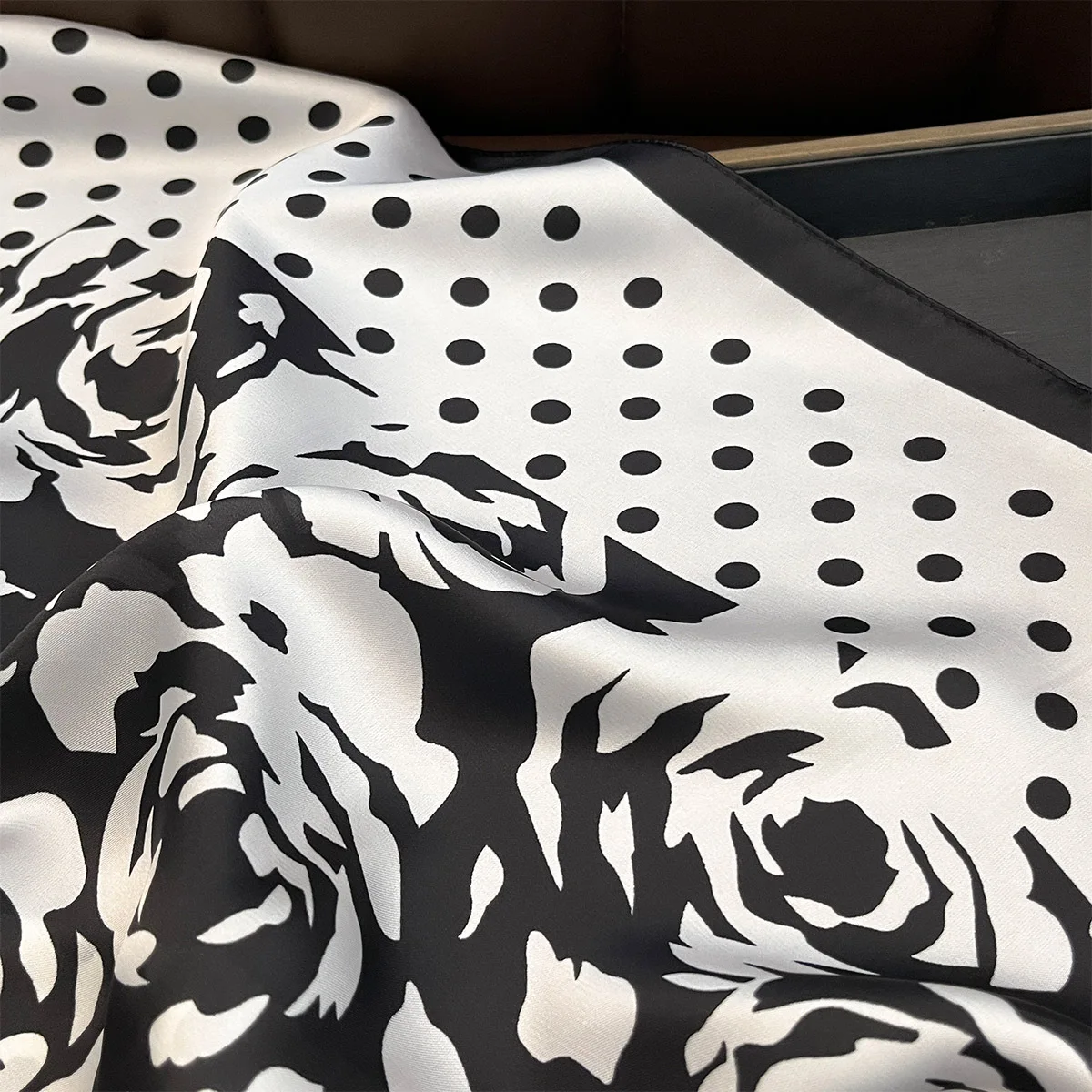 2025 New Fashion Hair Bandanas Scarf Luxury Designer 70*70cm Neck Scarf Designer Printed Small Imitation Silk square Hijabs