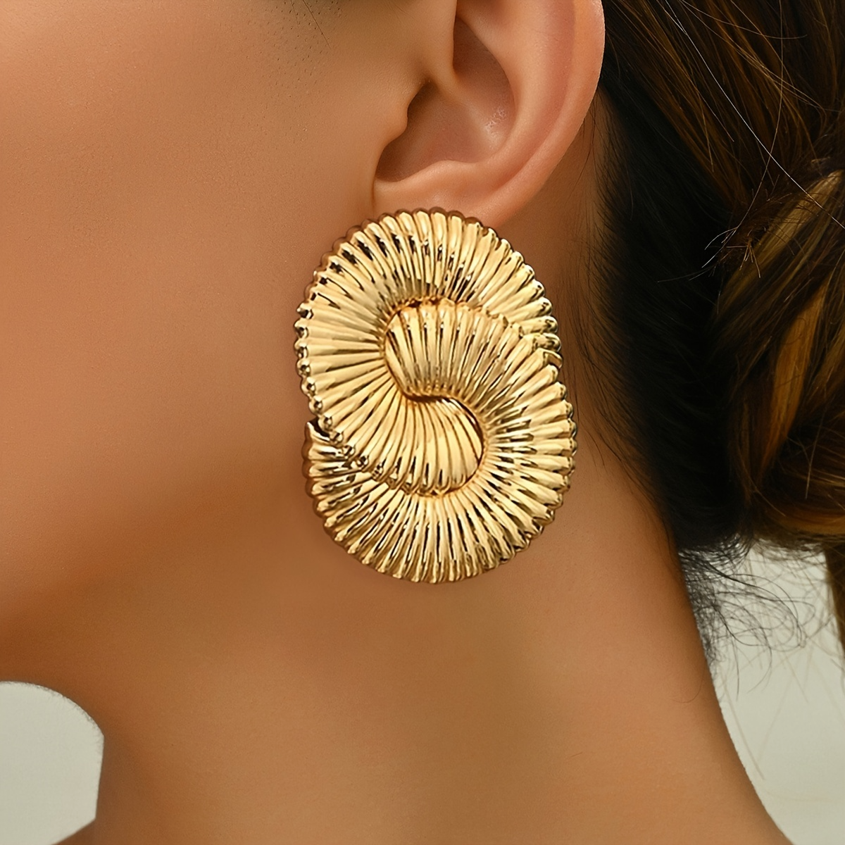 Lxalry fashion personality geometric 8-pointed spiral earrings suitable for daily wear, parties, weddings, and gifts for friends. 