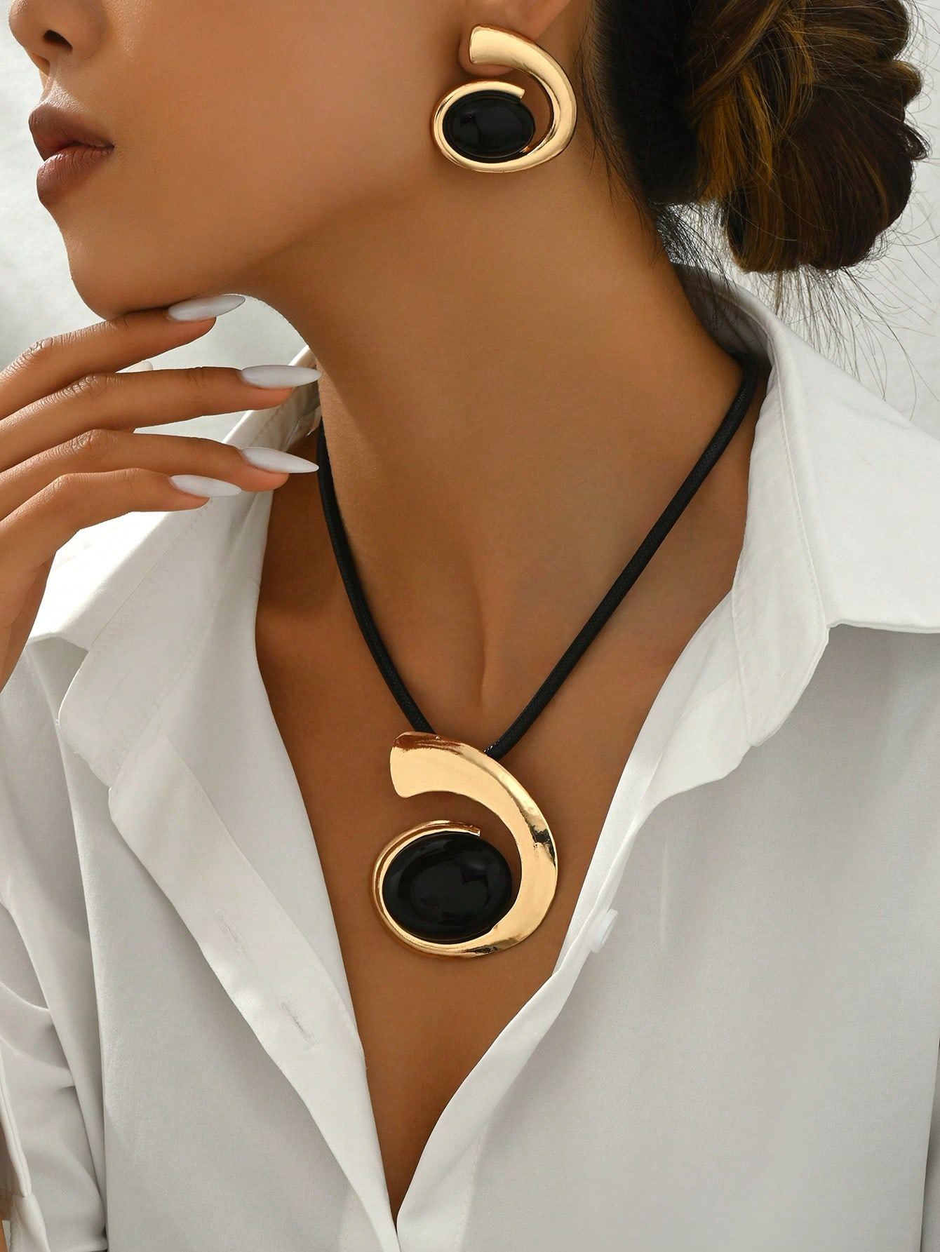 Lxalry Black & White Electroplated Armor Necklace, Handmade Iron Jewelry with Crystal Accents, Hypoallergenic 316L Gift for Modern Minimalist Style & Evening Edge