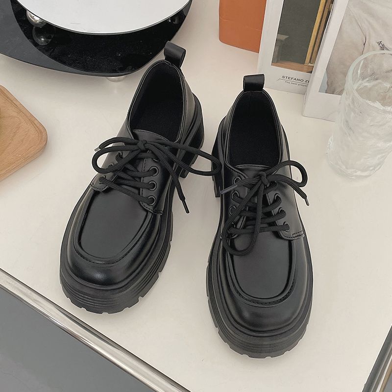 أحذية جلدية صغيرة لونها أسود من ماركة JK البريطاني...