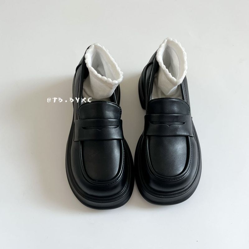 أحذية رسمية قديمة ذات عقب سميك ولون أسود وطراز أنف...