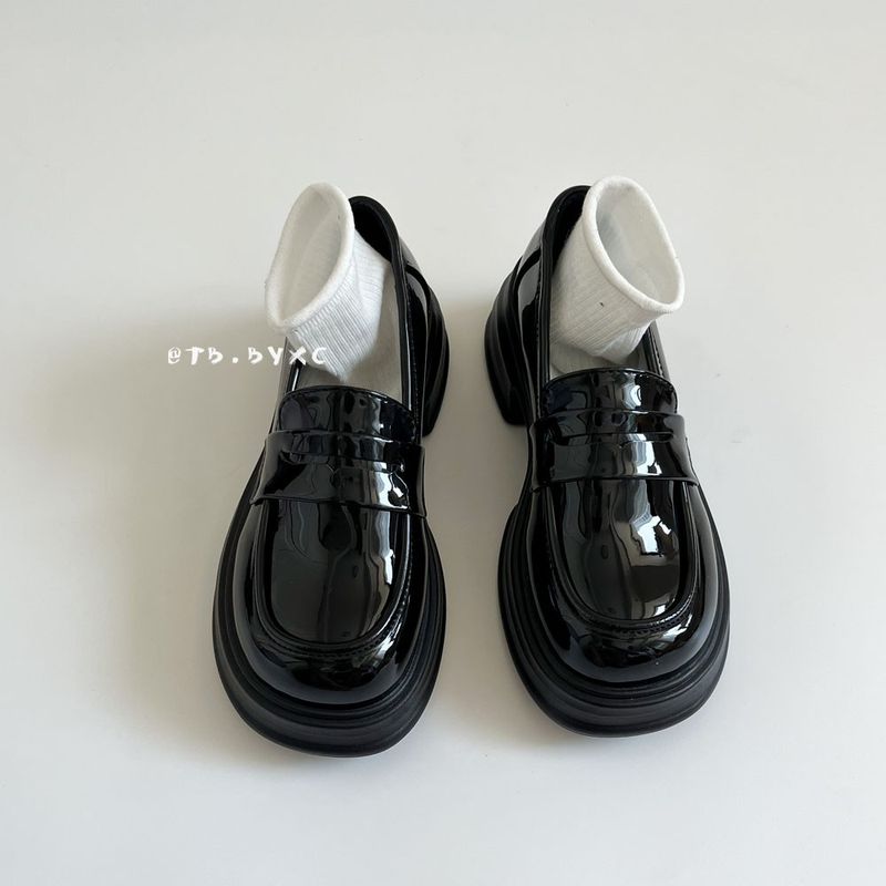 أحذية رسمية قديمة ذات عقب سميك ولون أسود وطراز أنف...