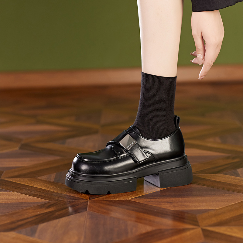 الحذاء النسائي الكاجوال لموسم الخريف 2024 بتصميم ك...