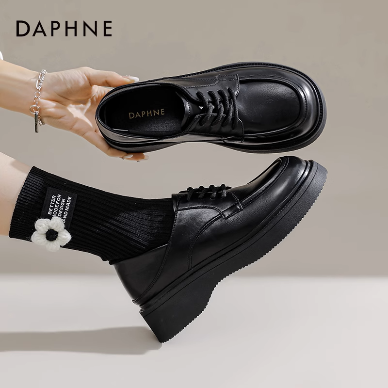 حذاء ماري جين جلد لامع نقش فراشة