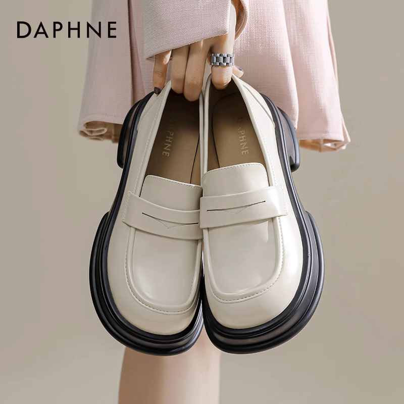 حذاء ماري جين جلد لامع نقش فراشة