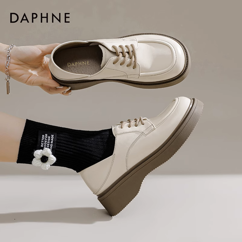 حذاء ماري جين جلد لامع نقش فراشة