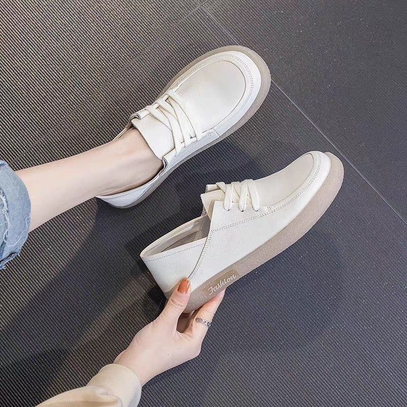 حذاء رياضي نسائي بلون أبيض، قاعدة مسطحة ناعمة، تصم...