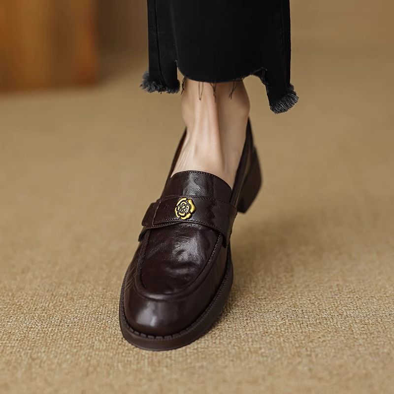 إطارات جلدية صغيرة للنساء