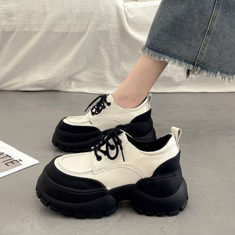 حذاء ربيع 2024 الجديد بلون أسود متكامل بتصميم يابا...