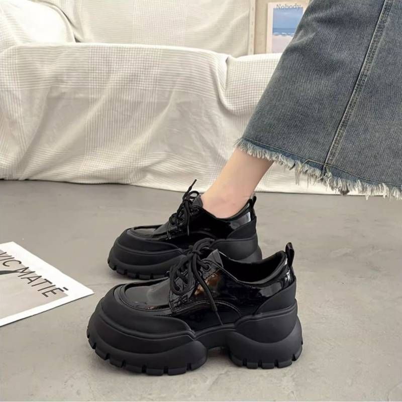 حذاء ربيع 2024 الجديد بلون أسود متكامل بتصميم يابا...