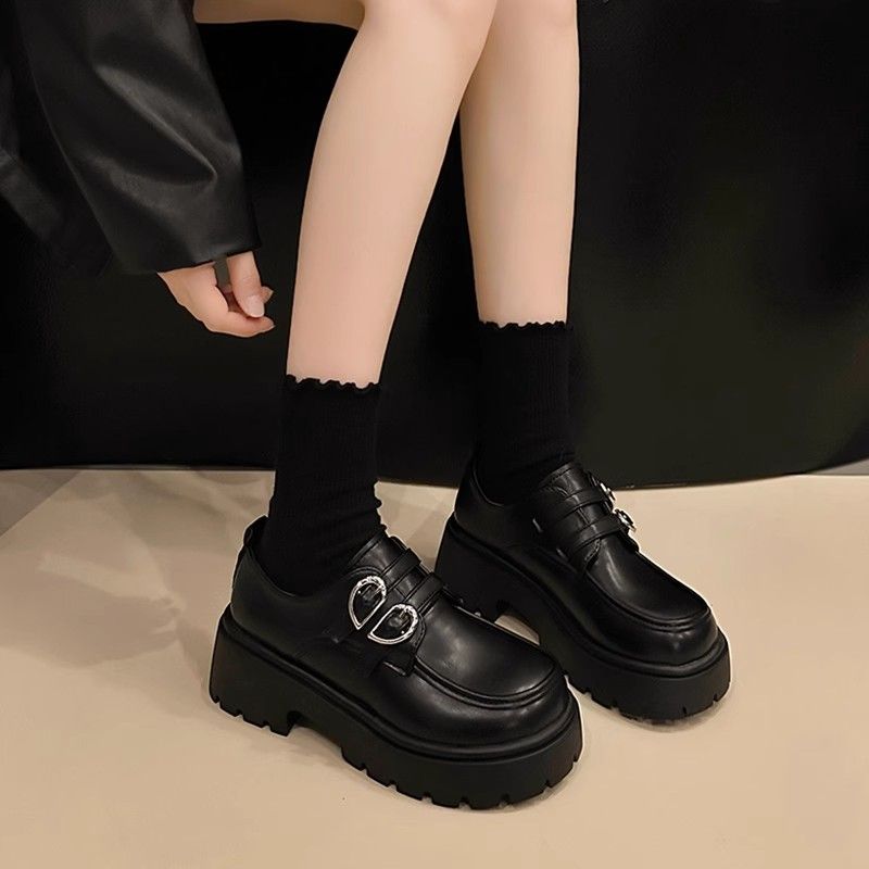 نوعية الجلد للنساء بنمط الأكاديمية البريطانية 2024...