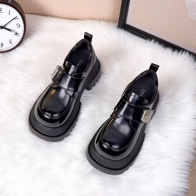 صنادل نسائية بIncreases سميكة الرقبة لربيع 2025، و...