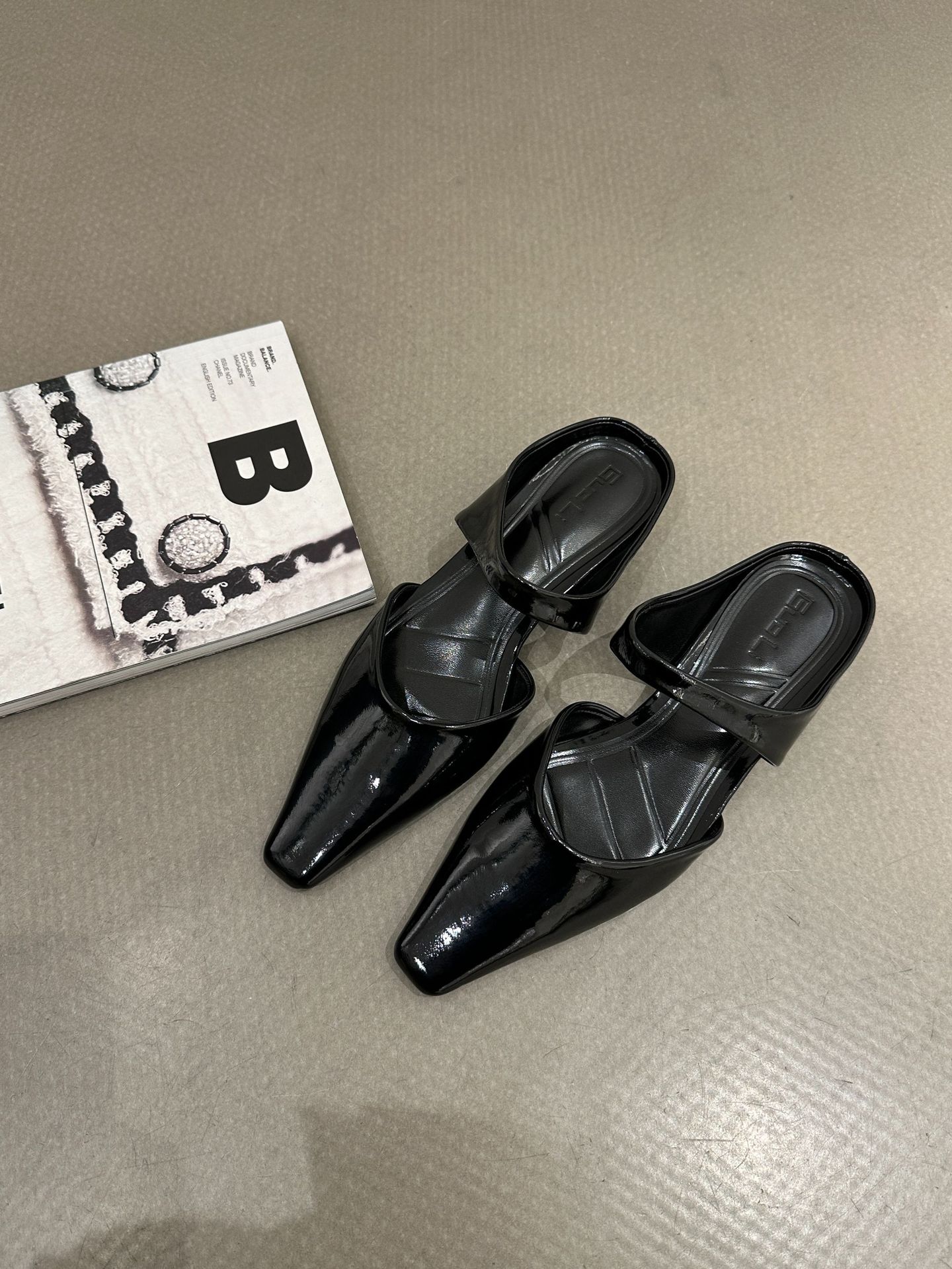 موسم الربيع والخريف 2024 الجديد بتصميم مسطح نعل مو...