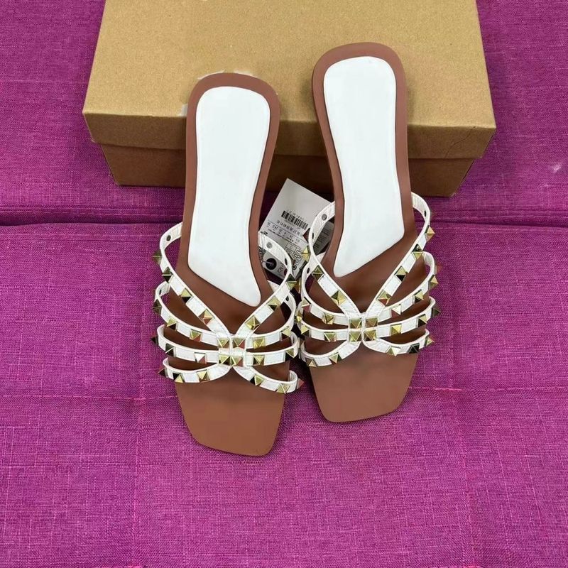 صنادل نسائية مسطحة مزينة بالمسامير، عصرية ومتعددة...