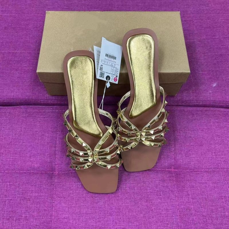 صنادل نسائية مسطحة مزينة بالمسامير، عصرية ومتعددة...