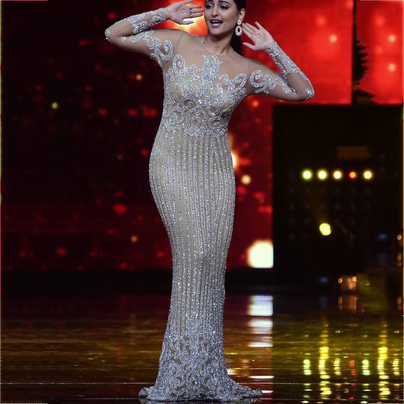 موضة نسائية جذابة مطلية باللون الذهبي مع أكمام طوي...