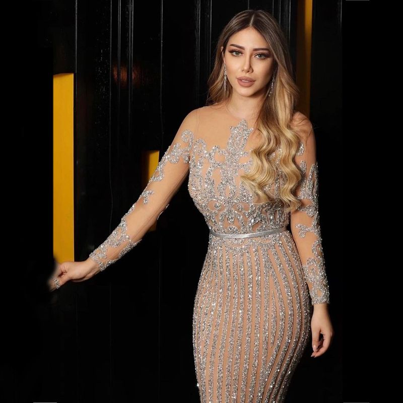 موضة نسائية جذابة مطلية باللون الذهبي مع أكمام طوي...