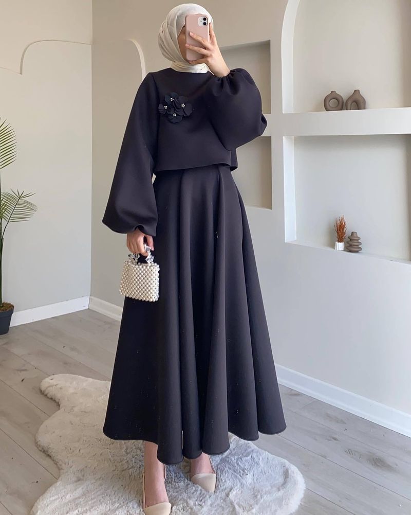 ملابس نسائية جديدة للاستخدام اليومي أنيقة ذات طابع راقي بلون صلب بدلة مزينة بأزرار وتنورة متطابقة