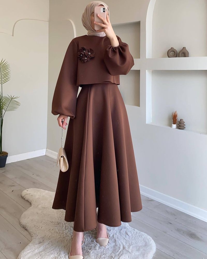 ملابس نسائية جديدة للاستخدام اليومي أنيقة ذات طابع راقي بلون صلب بدلة مزينة بأزرار وتنورة متطابقة