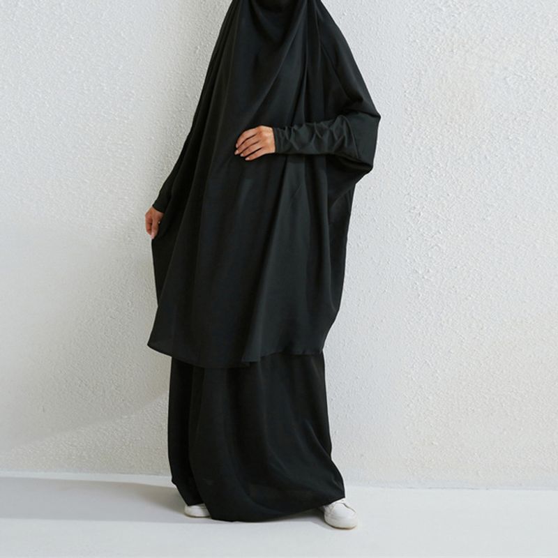 ملابس نسائية تناسب الأزياء الشرق أوسطية العباءة