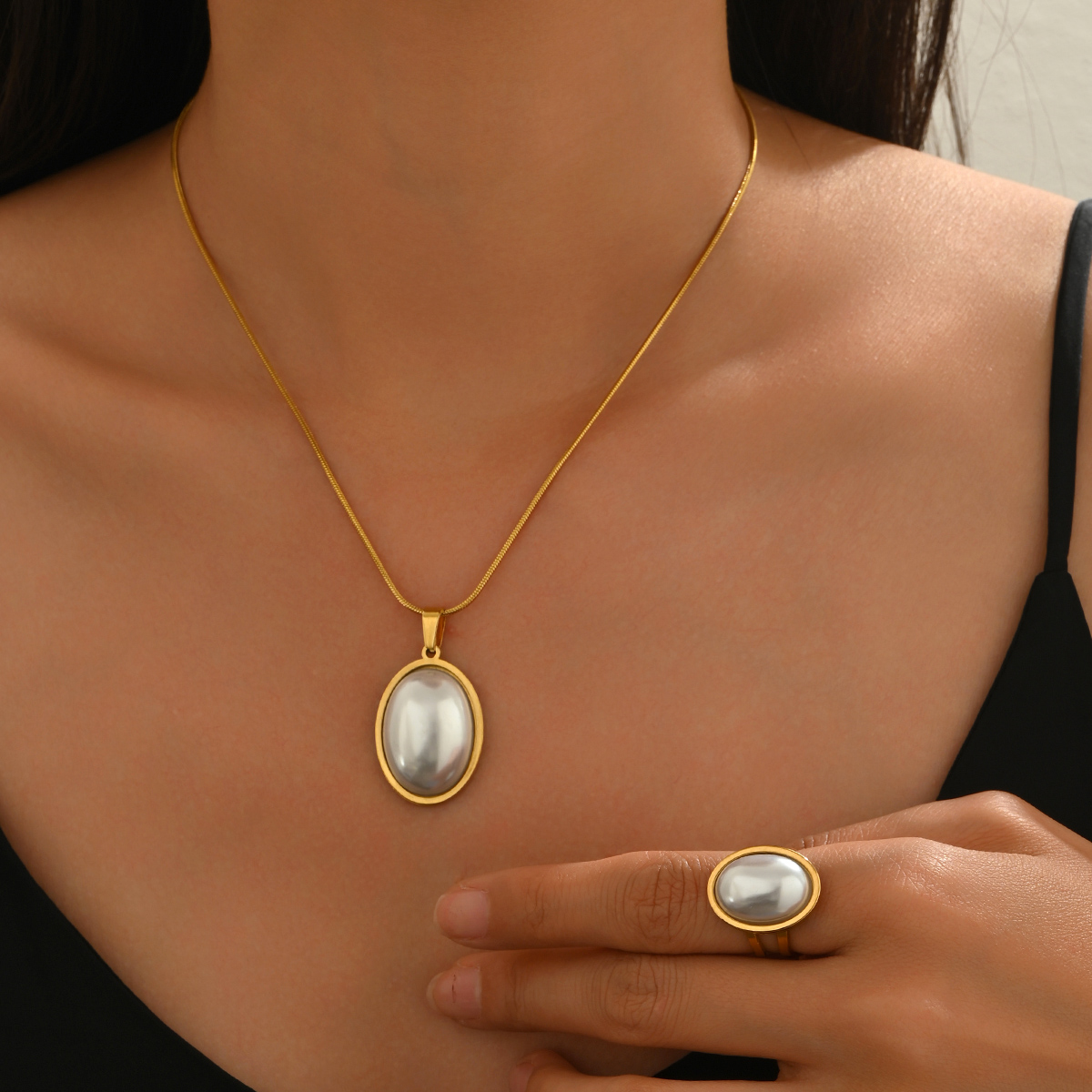 Lxalry Golden Jewelry Set – Elegant Necklace and Ring 
Combo with Oval Design, Metal 
Polished Finish, Perfect for Both Day and Night Occasions